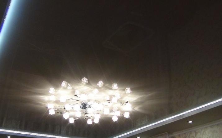 Установка и фото натяжных потолков с подсветкой по периметру